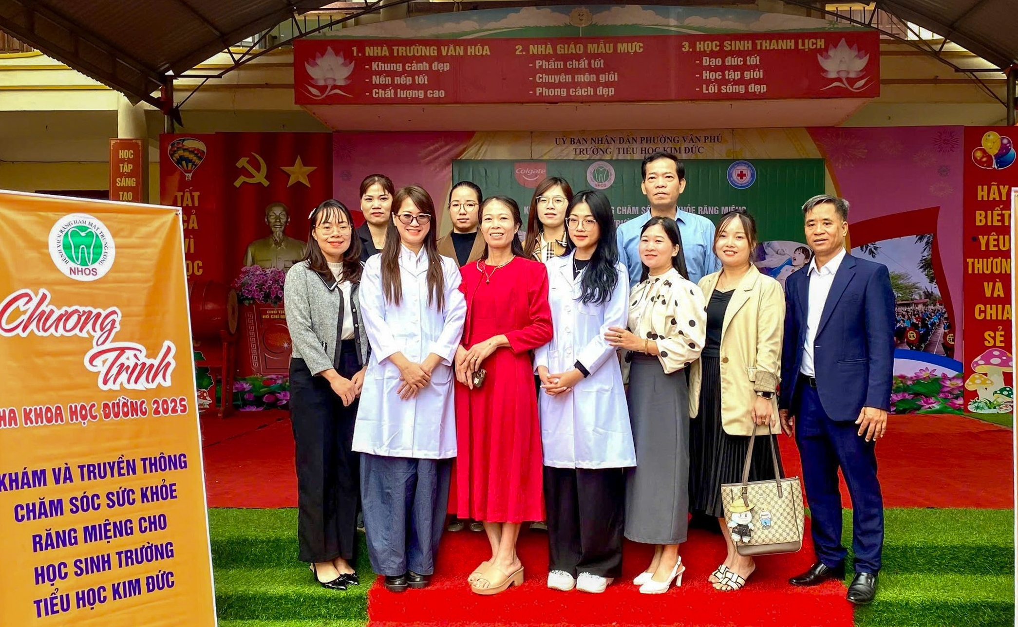 Đoàn công tác Bệnh viện chụp ảnh cùng lãnh đạo trung tâm y tế Việt Trì, Lãnh đạo trường tiểu học Tiên Dung và trường tiểu học Kim Đức